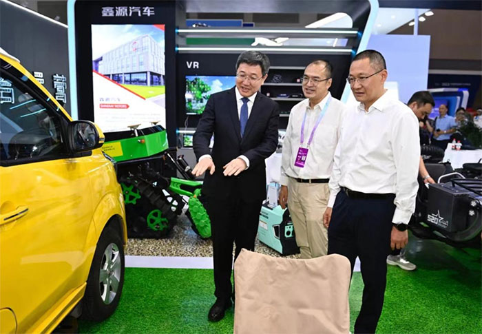 涪陵區(qū)委書記、區(qū)長親臨2023智博會鑫源汽車展臺