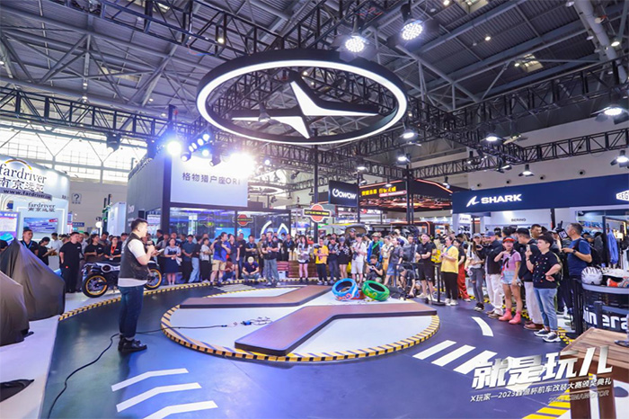 復(fù)古、改裝、搖滾、露營，鑫源摩托玩兒出個“遙遙領(lǐng)先”！ 摩博會展臺變游戲場，鑫源摩托徹底“玩兒”出圈 玩改裝，還得是鑫源摩托！